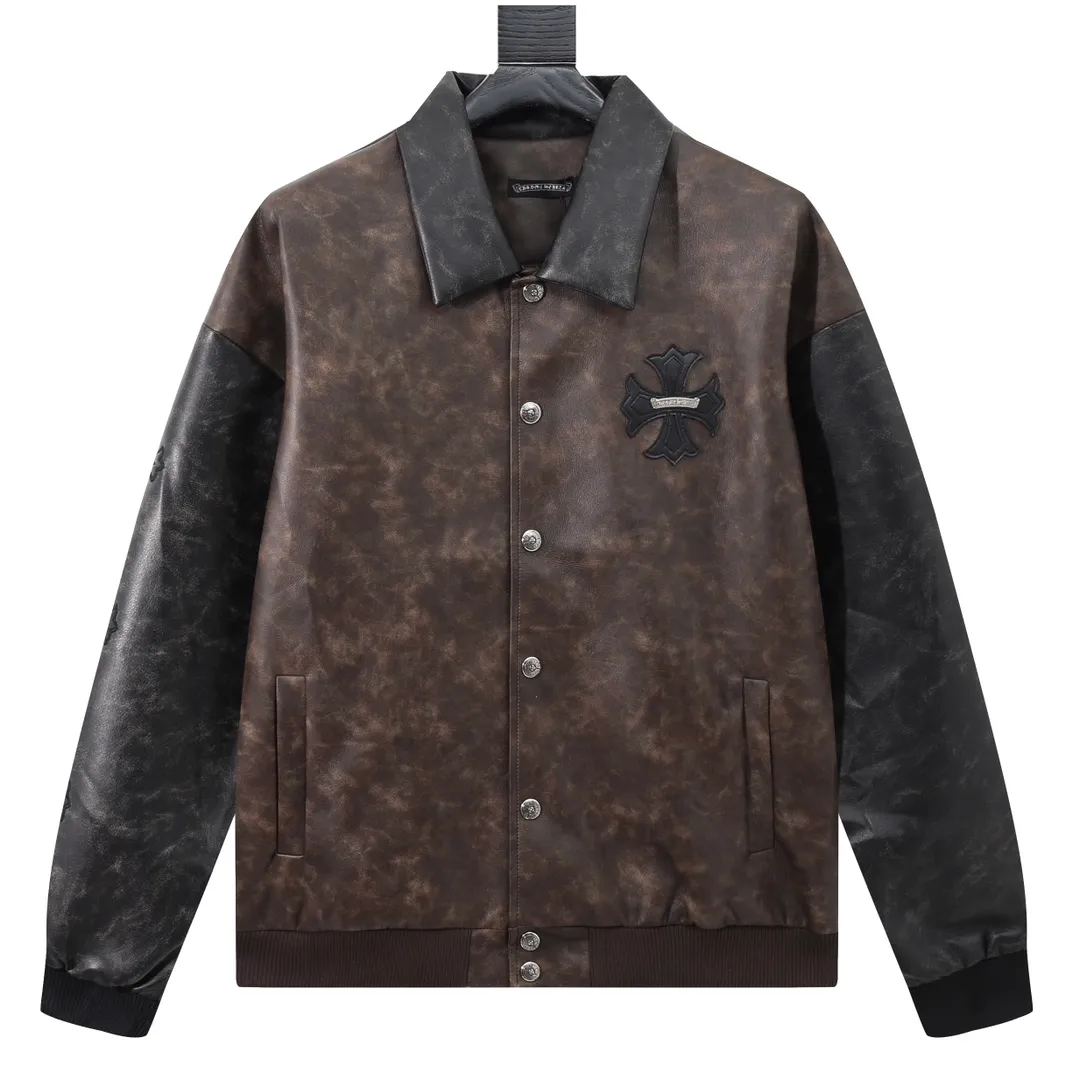 P390 Model No. Y624 Chromehearts/Chromehearts full leather spliced ​​baseball jacket. Channel boutique. The most popular baseball jacket for trendy men and trendy women. There are versions at all levels in the market (you must compare the details). The most powerful quality control has been producing and researching baseball uniforms for 7 years. The details are exquisite. With it, you are the most beautiful boy in the world. The paint-coated full-face four-button buckle (button with LOGO), the average weight of the fabric is nearly 900 grams, and it is made of wool + eyeliner blended, custom-woven and dyed wool with high color fastness. The lining is made of silky and delicate cupro fiber! The texture is thick, the color is more uniform and beautiful, and the sharp edges and corners are full of three-dimensionality, showing laziness, casualness, and youthful vitality! size：M-XXL